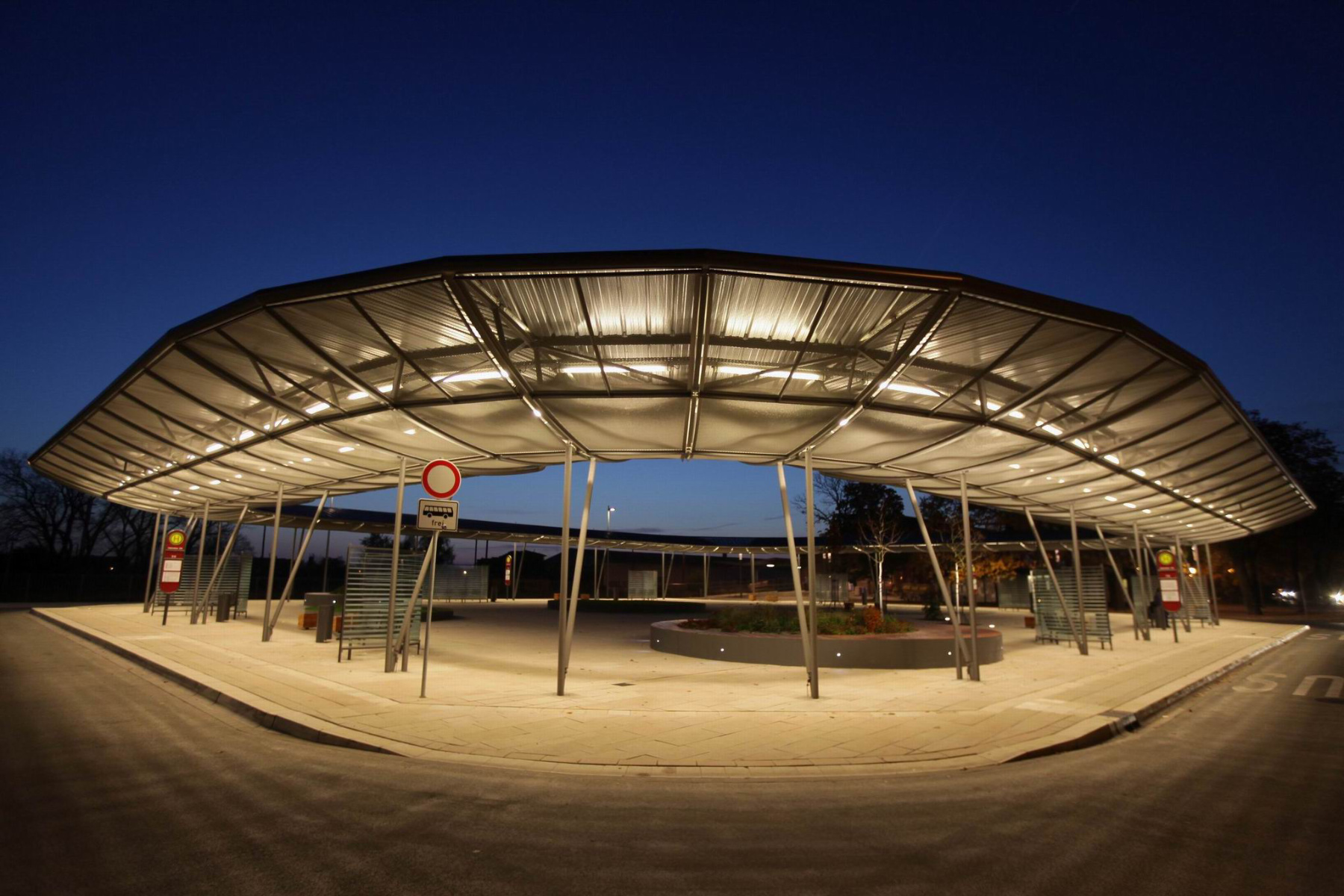 Außenraumbeleuchtung und Verkehrsbeleuchtung Busbahnhof