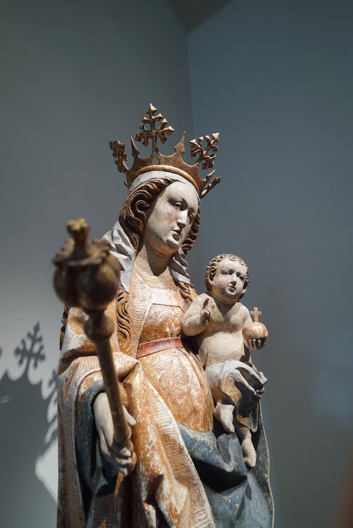 Innenbeleuchtung Kirche Kapelle Statue Hildesheim Lichtdesign Ausgeleuchtete Kirchen-Statue