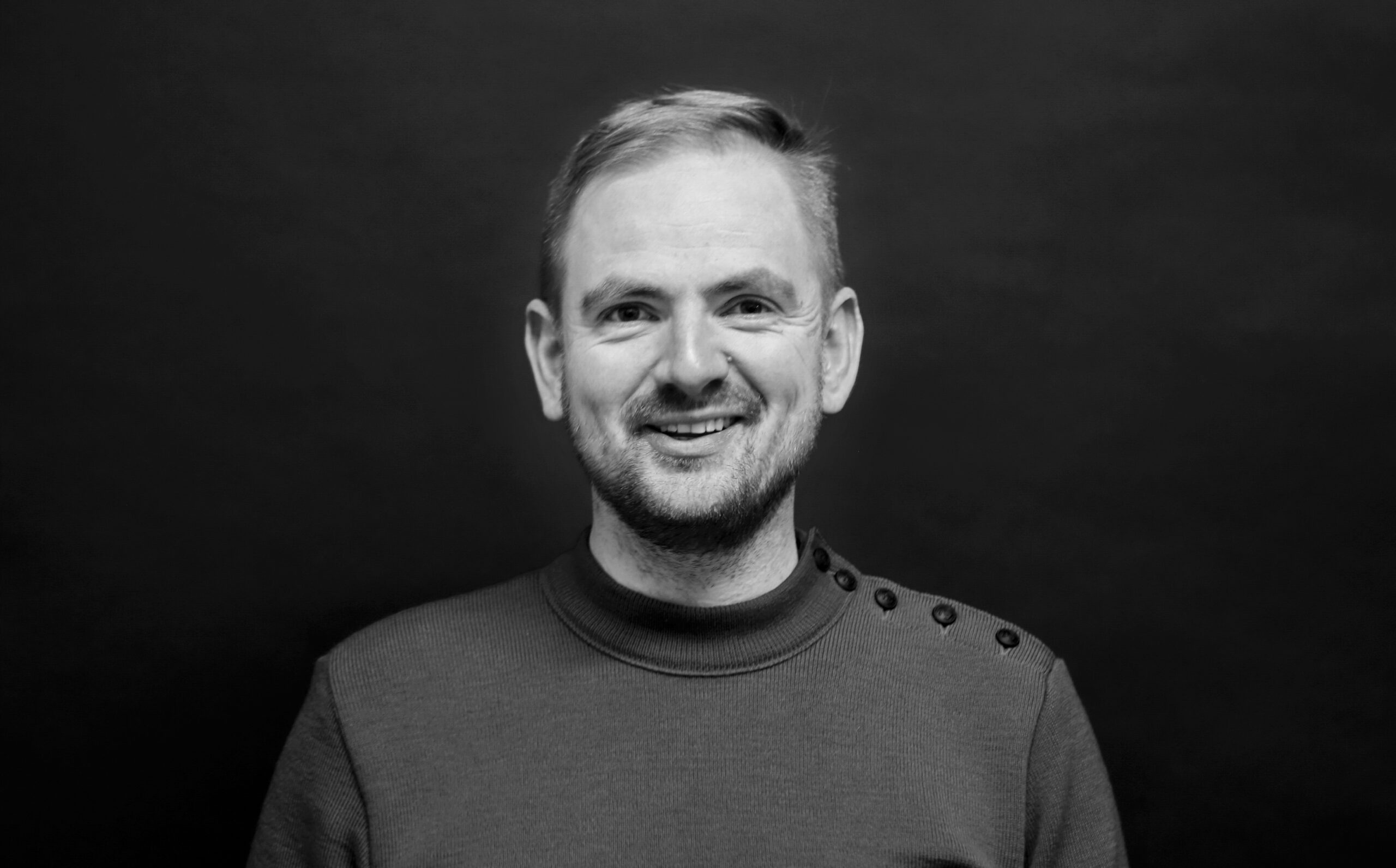 Jan Benedikt Mathee – Jan Mathee ist voll und ganz der Ästhetik verfallen und ein Freund der semantischen Auseinandersetzung im Design. Er liebt es problematische Herausforderungen anzunehmen und diese durch genaues Hinsehen mit viel Herzblut zu etwas Schönem zu verwandeln.   